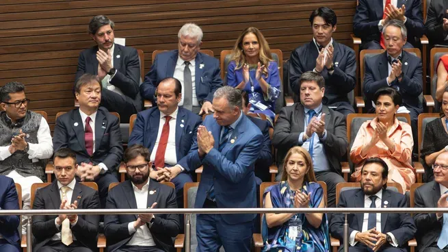 Foto sobre Yamandú Orsi participó en la ceremonia de asunción de Rodrigo Paz como presidente de Bolivia y volvió al pais