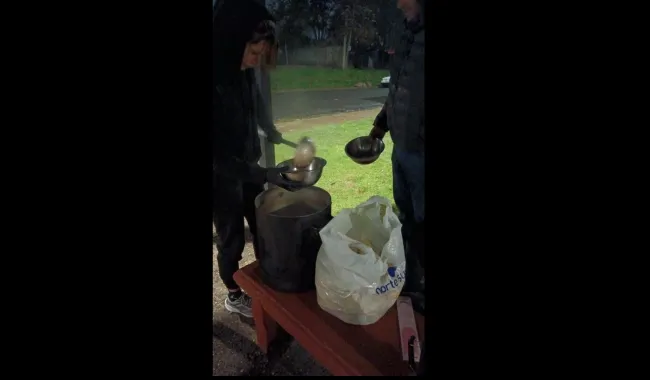 Ni la lluvia los frenó: Paysandú Solidario volvió a encender la olla para ayudar a quienes más lo necesitan