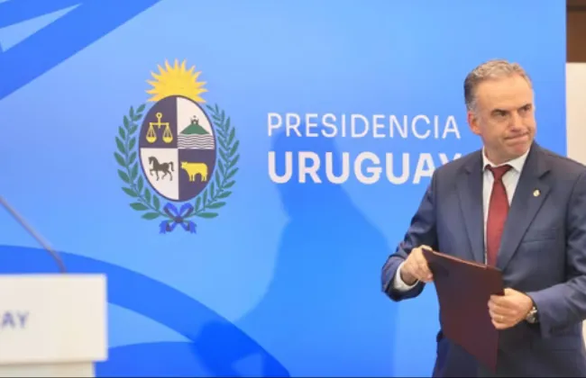 Foto sobre Orsi anunció una inversión histórica de US$ 5.700 millones: una empresa española construirá centros de datos y parques solares en Uruguay