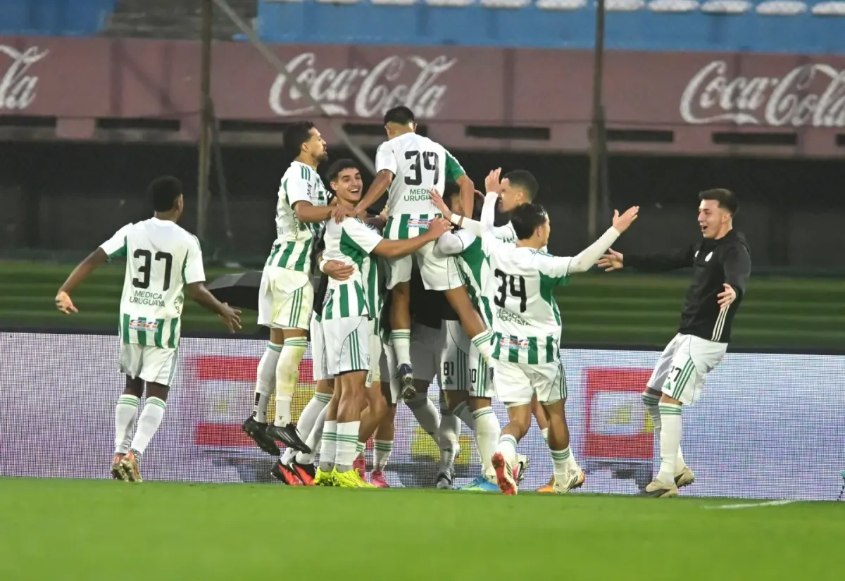Foto sobre Racing golpeó a Nacional en el Centenario y profundizó el difícil momento del equipo de Jorge Bava