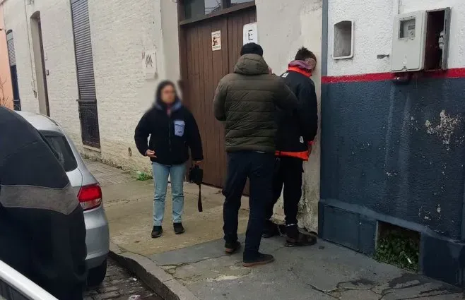 Foto sobre Robó objetos de varios vehículos, quiso escapar en una camioneta y descubrió demasiado tarde que no tenía motor