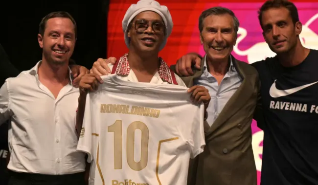 Foto sobre Ronaldinho regresa al fútbol a los 46 años: jugará un partido oficial en Italia y buscará el último gol de su carrera