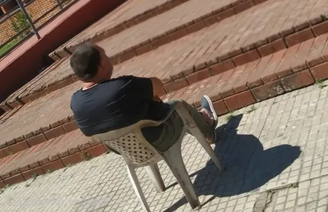 Foto sobre Un vecino de Salto se manifestó frente a Jefatura para reclamar respuestas a sus denuncias
