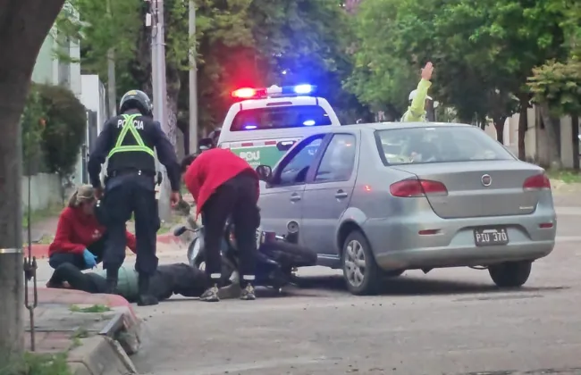 Foto sobre Motociclista fue trasladado al hospital tras chocar con un automóvil argentino en Washington y 33 Orientales