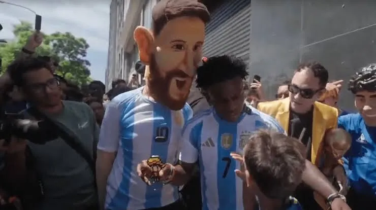 Foto sobre El youtuber IShowSpeed intentó “mufar” a Argentina ante Suiza, pero terminó escoltado tras la clasificación albiceleste