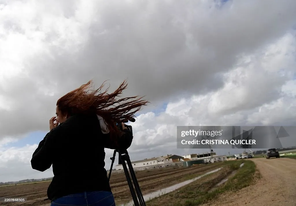 Foto sobre Bajo la tormenta: Cuando el espectáculo de la noticia pone en riesgo la vida del periodista