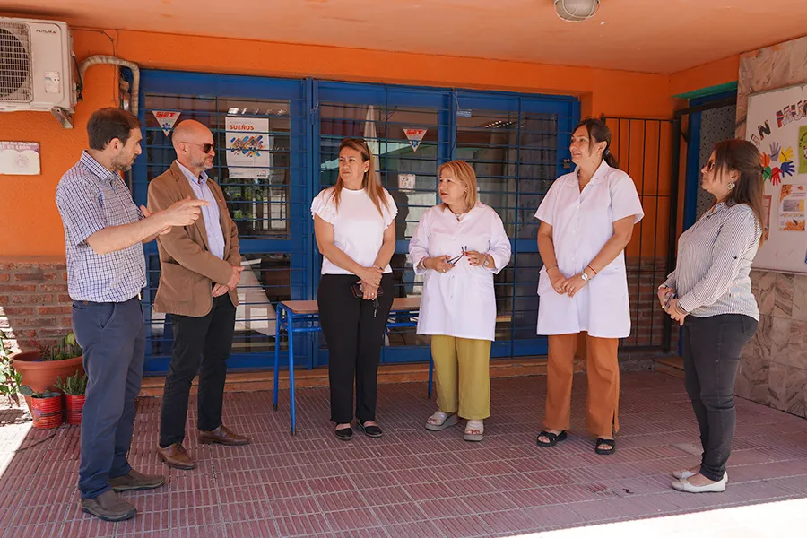 Foto sobre Continúan las mejoras en señalización cerca de centros educativos