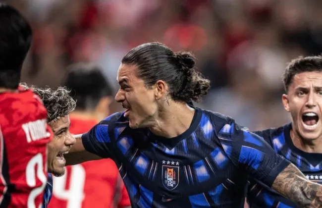 Foto sobre Uruguay goleó 4-1 a Corea del Sur y logró su primera victoria con Diego Forlán