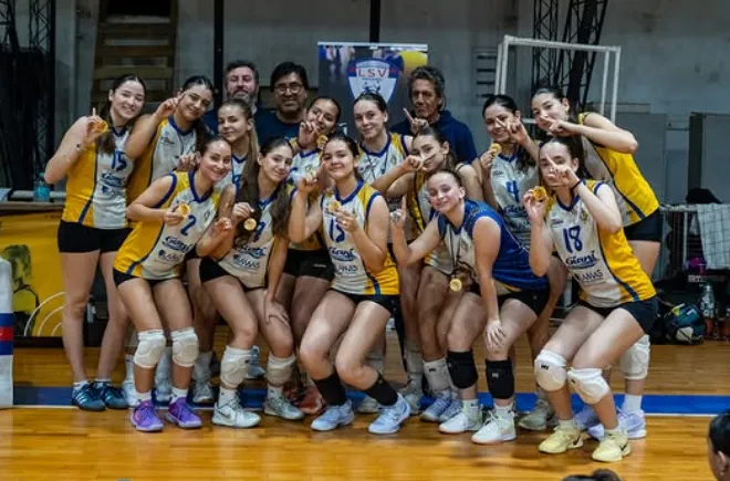 Foto sobre Las ‘Vaticanas’ de Centro Allavena arrasaron en la gran definición de la Liga Sanducera de Vóleibol