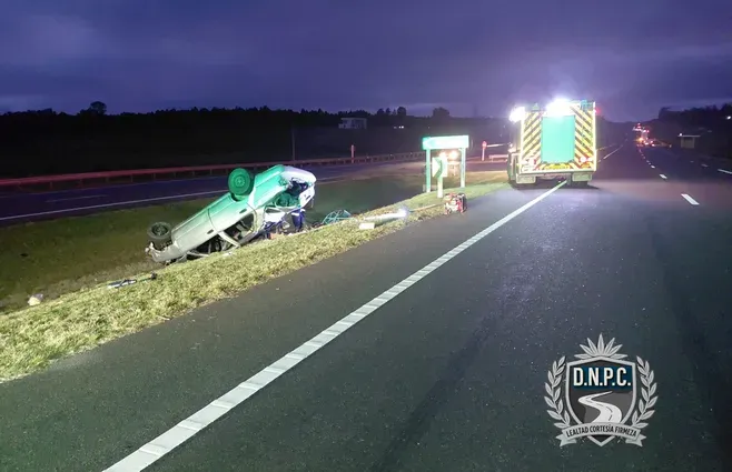 Foto sobre Un hombre de 47 años falleció este sábado tras despistar y volcar el vehículo que conducía, en Canelones. Una mujer de 37 años resultó herida