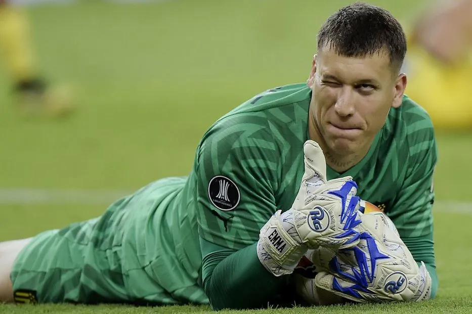 Foto sobre Washington Aguerre en el centro de la polémica por su reacción hacia la hinchada de Independiente Medellín