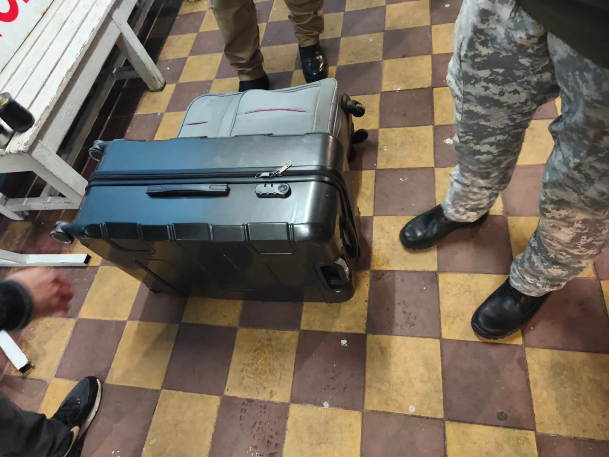 Foto sobre Policía de la Guardia Republicana fue sorprendido con 77 perfumes de contrabando valuados en más de $320.000