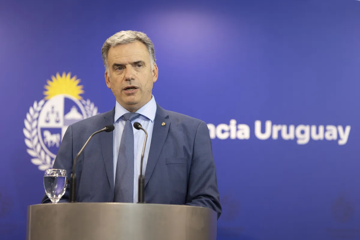 Foto sobre Aprobación del Gobierno de Yamandú Orsi Disminuye y Genera Debate en Uruguay
